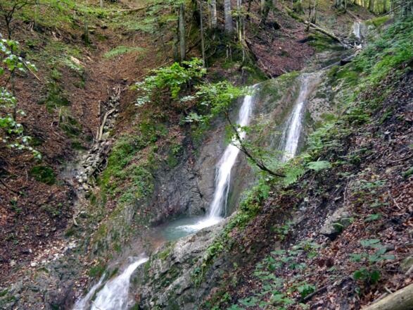 Vorbei geht es an rauschenden Wasserfällen ...