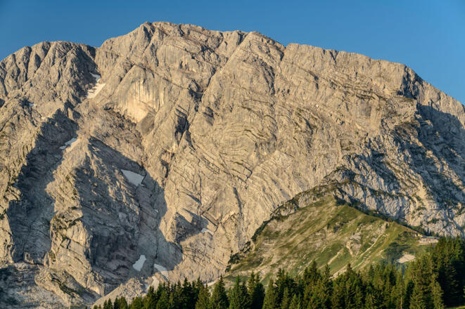 Blick auf den Göll von der Rossfeldstraße mit dem Purtschellerhaus an der rechten Kante.