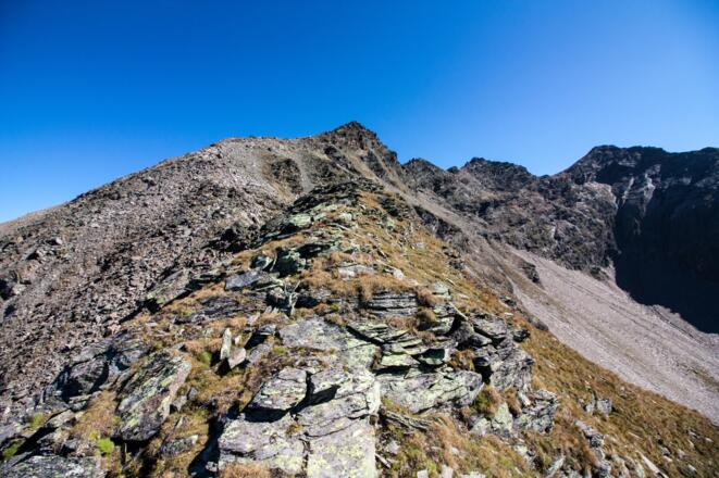 Über den Rücken zu einer Stelle zum abklettern