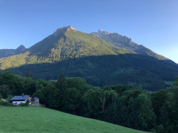 Der Steinberggipfel (Mitte) aus der Ramsau gesehen