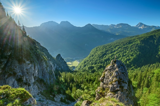 Der Blick vom Sattel des Grünsteins mit seinem markanten Abbruch zum Königssee