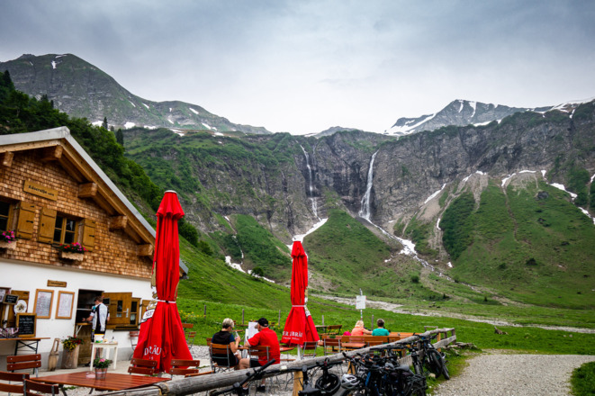 Die Käseralpe mit ihren Wasserfällen, die im Winter die Eiskletterer anziehen.