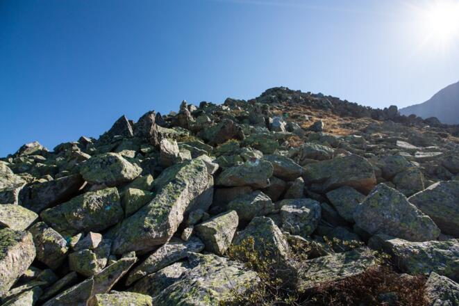 stetig aufwärts über Felsblöcke