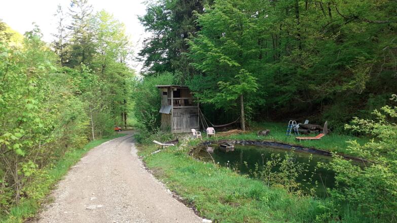 Fischteich mit Parkmöglichkeit hinten, 500m