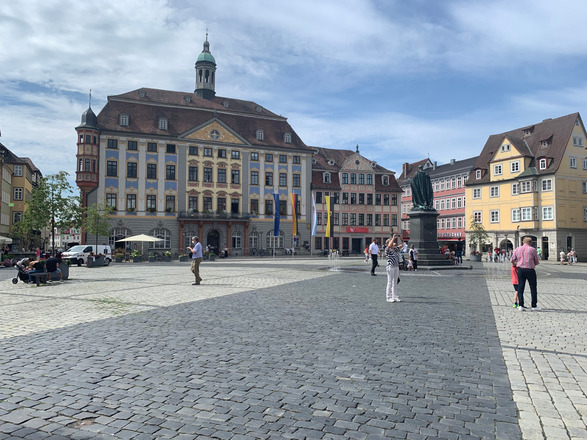 Marktplatz von Coburg mit Rathaus im Hintergrund
