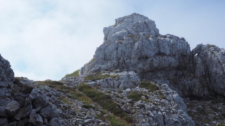 Hier (~2200m) links den 2.Gratgipfel nordseitig umgehen