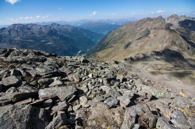 Über Felsblöcke hinab