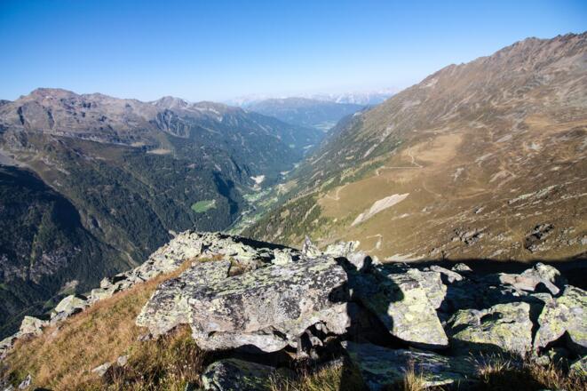 Blick vom Grat zur Hütte und ins Pitztal