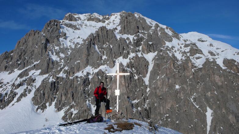 Im Hintergrund der Grünstein
