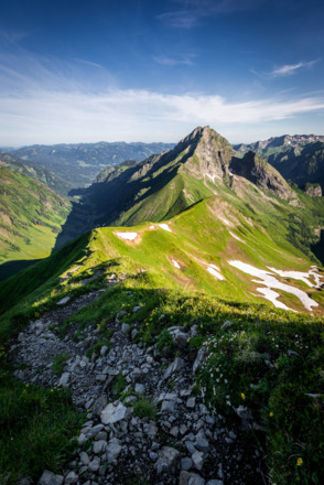Im Aufstieg zum Rauheck fällt der Blick hinunter auf die Höfats.