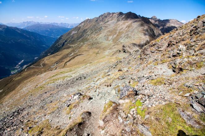 etwas links vom Grat geht es vollends hinab zum Joch