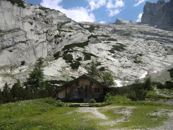 Alte Hütte unterhalb der Steinbergplatte. Der Aufstieg zum Steinberg verläuft oberhalb der Steilkanten, am rechten Rand die Schärtenspitze