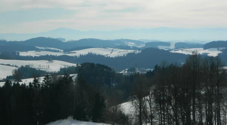 Blick vom Hochbuchberg zur Kirche von Pabneukirchen
