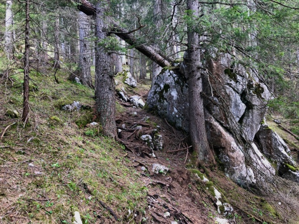 Natürlicher Torbogen während des spannenden Aufstiegs
