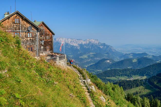 Das Purtschellerhaus mit dem Untersberg im Hintergrund.