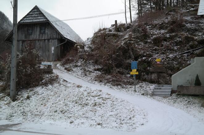 Vom Gasthaus Weißenbachwirt folgt man der Markierung nur wenige Minuten aufwärts.