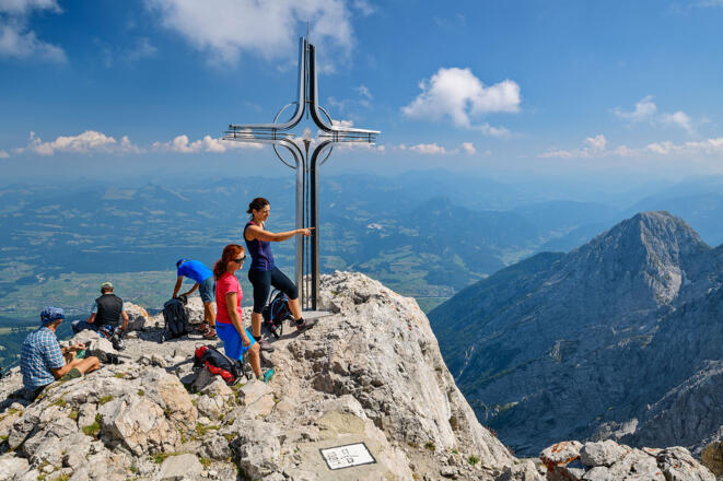 Ziel erreicht! Am Göllgipfel mit Blick auf die Salzkammergut-Berge.
