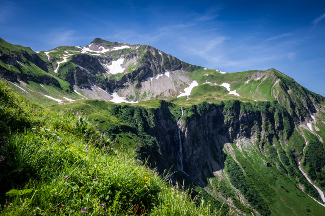 Der mächtige Wasserfall unterhalb des Eissees. Im Hintergrund das Rauheck.