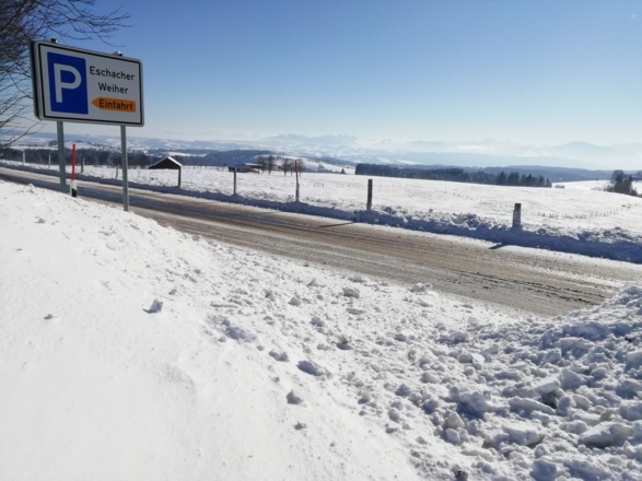 Blick in die Alpen vom Wanderparkplatz Eschacher Weiher