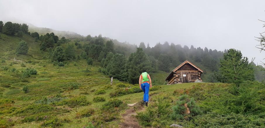 Über den Rücken am Horizont geht's zur Seblasspitze. Ohne Nebel wäre das Kreuz bereits zu sehen.