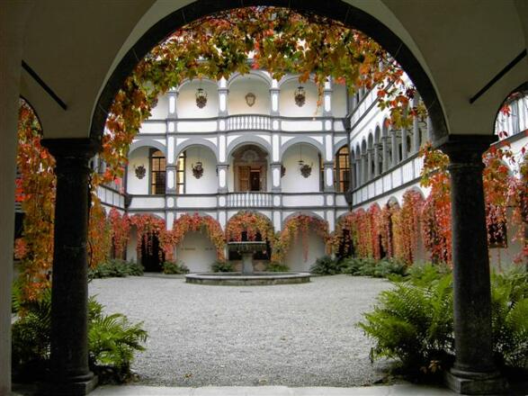 Arkadenhof im Herbst
