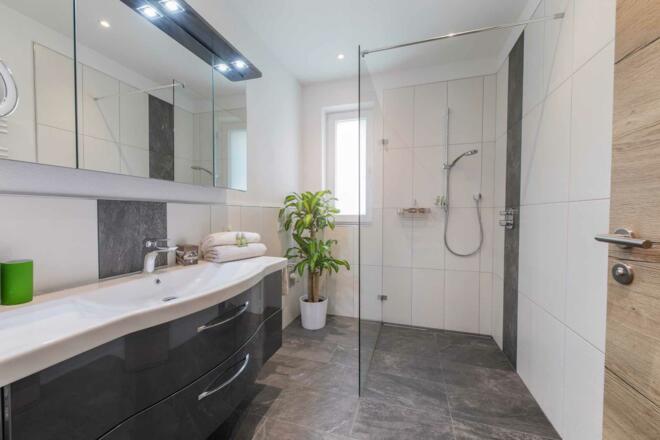 Großzügiges Badezimmer mit stufenloser Dusche