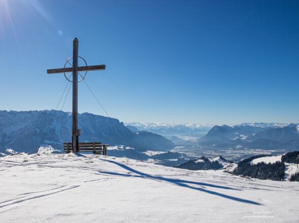 Schönes Kreuz und prächtige Aussicht auf dem Wandberg.