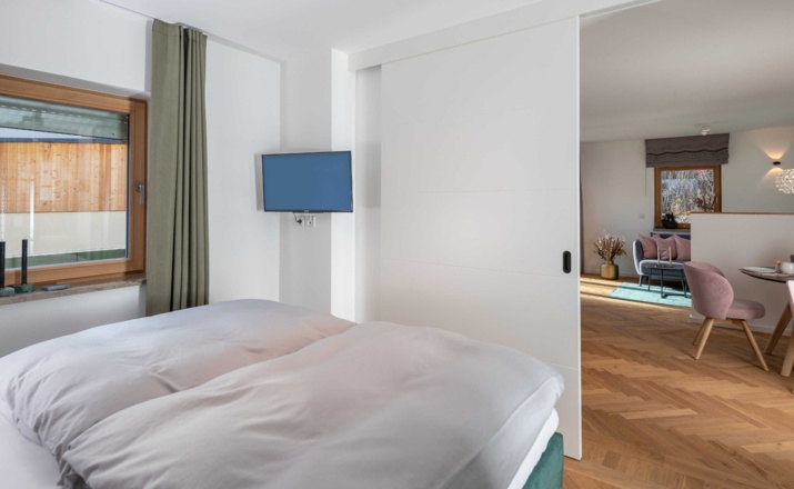 Schlafzimmer/Blick auf Wohnzimmer