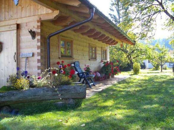 Neben dem Haus steht die gemütliche Hütte in Blockbauweise. Gerne kann man sich rundum, oder im gemütlichen inneren erholen.