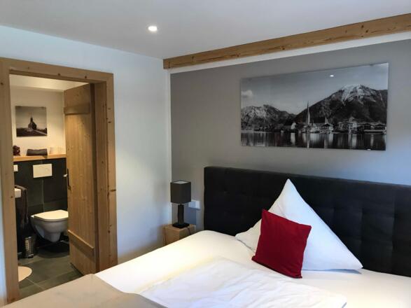 Schlafzimmer 1 mit Zugang zum Badezimmer.