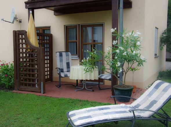 Sonnenterrasse mit Zugang zum Garten