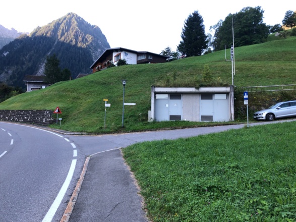rechts vom Häuschen kann man parken