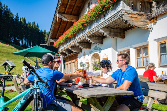 Einsame Wald- & Forststraßen, coole Trail-Passagen und ein atemberaubender Ausblick aufs Dachstein Massiv warten bei dieser Tour auf euch