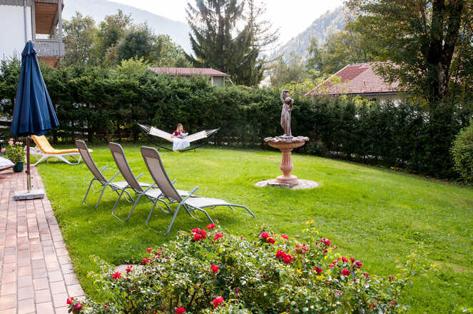 unser Garten mit Brunnen