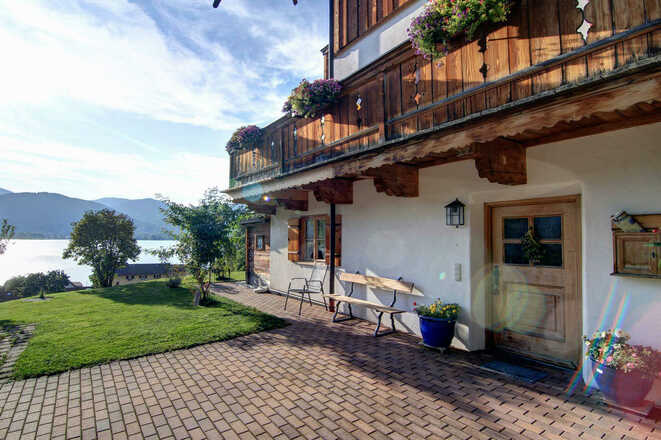 Die Wohnung verfügt über einen eigenen Eingang. Von dort gelangt man in den gemütlichen Wohnbereich.