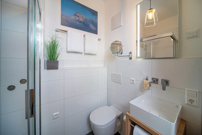 3. Bad mit bodengleicher Dusche und WC