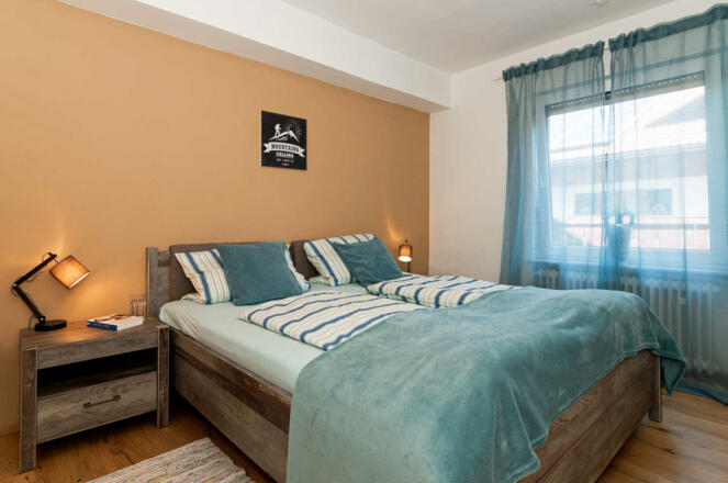 1. Schlafzimmer mit 180 cm breitem Doppelbett