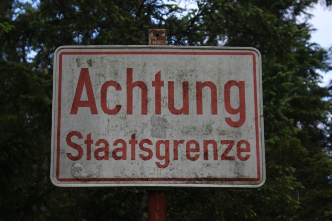 Noch im Wald wandert man ins Nachbarland Tirol