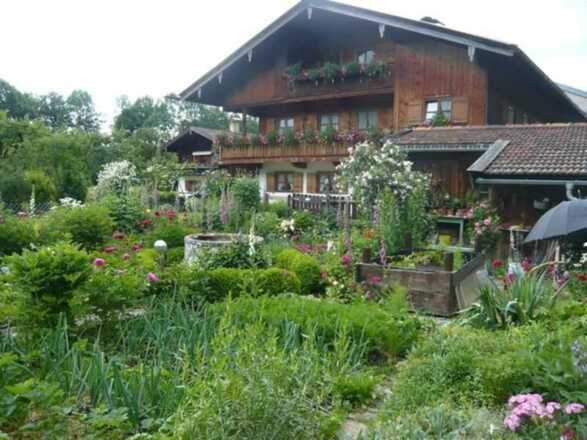Außenansicht Ost Blick über den Bauerngarten
