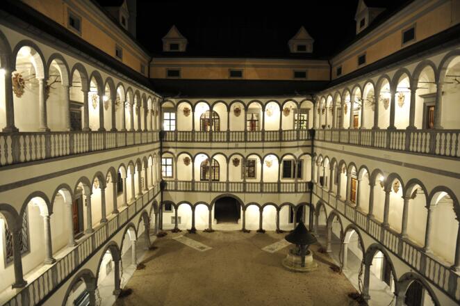 Arkadenhof bei Nacht