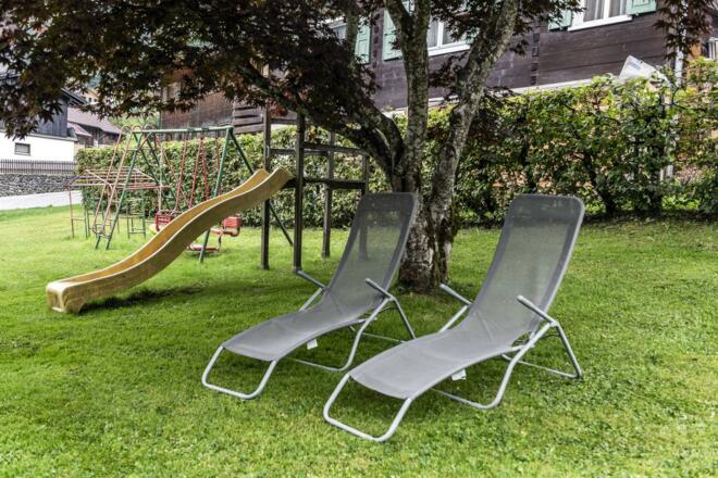 Im Schatten unter dem Baum