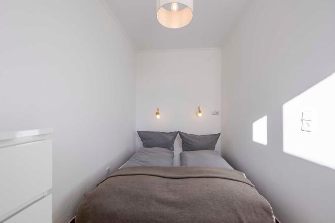 Schlafzimmer mit Ligne-Roset-Schlafsofa & Kommode