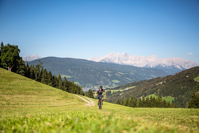 Angenehme Anstiege werden mit traumhaften Panorama und einer gemütlichen Einkehr beim Sattelbauer belohnt