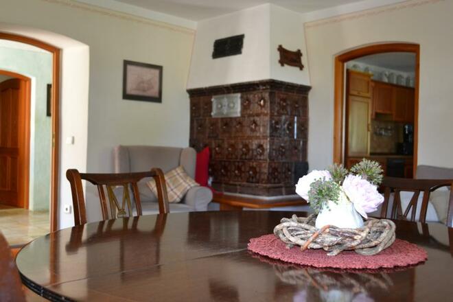 Wohnzimmer mit Kachelofen