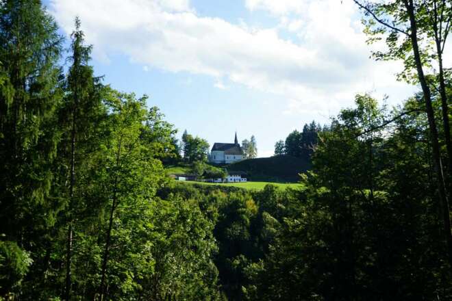 Blick zur Kirche St. Servatius und Berggasthof Streichen