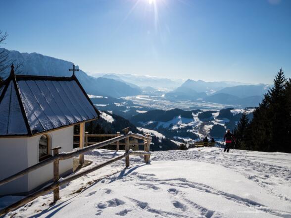 Gipfelkapelle und Aussicht: Karspitze.