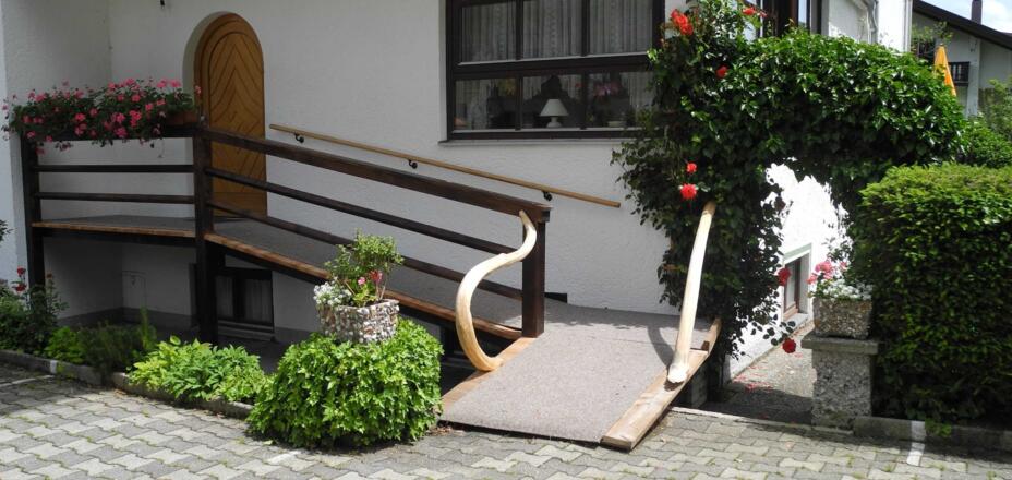 Eigener Eingang zur behindertenfreundlichen FeWo 3