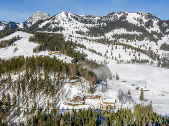 Blick auf das Berghotel Sudelfeld im Winter
