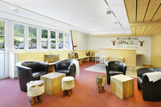 Lounge mit großen Flachbildschirm