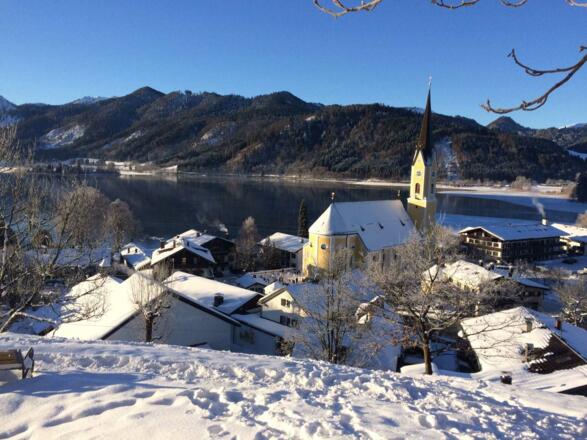 Blick auf das Haus (rechts neben der Kirche) im Winter